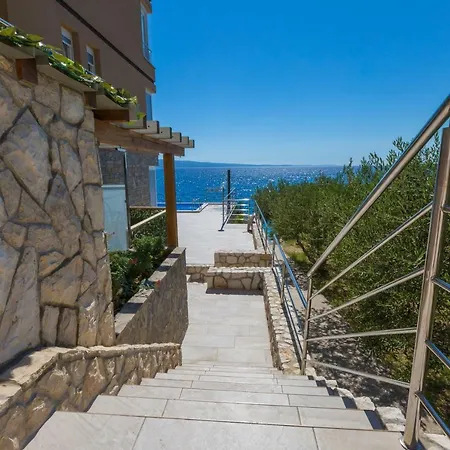 Veronika أوميس